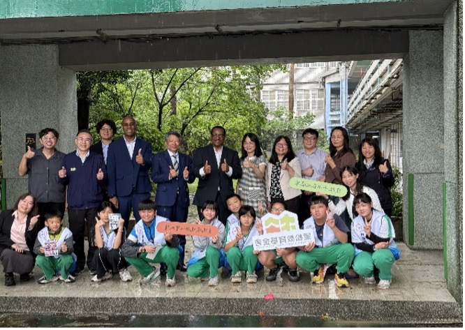 Mayor Roots, Justin Harris, Director Hsu, Taiwan Ministry of Environment, HeySong Educational Foundation at Xiaoli Elementary School.