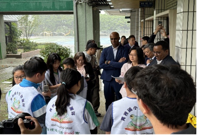 Xiaoli Elementary School students give tour to Mayor Roots and others.