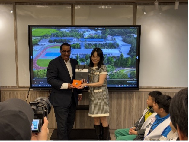Mayor Roots and Taiwan Ministry of Environment Director Hsu.